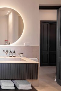 Dormitori amb arc decoratiu al Pis Parellades de Sitges