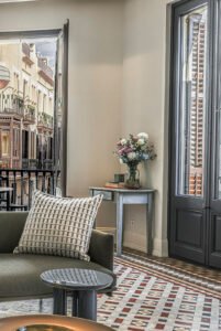 Saló amb disseny integral al Pis Parellades de Sitges