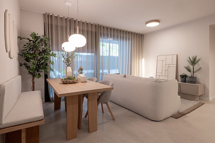 Saló amb il·luminació càlida dissenyat per interiorista a Sitges