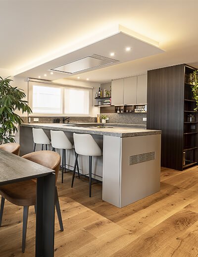 Cuina moderna amb tons neutres i acabats de luxe a la costa sud de Barcelona