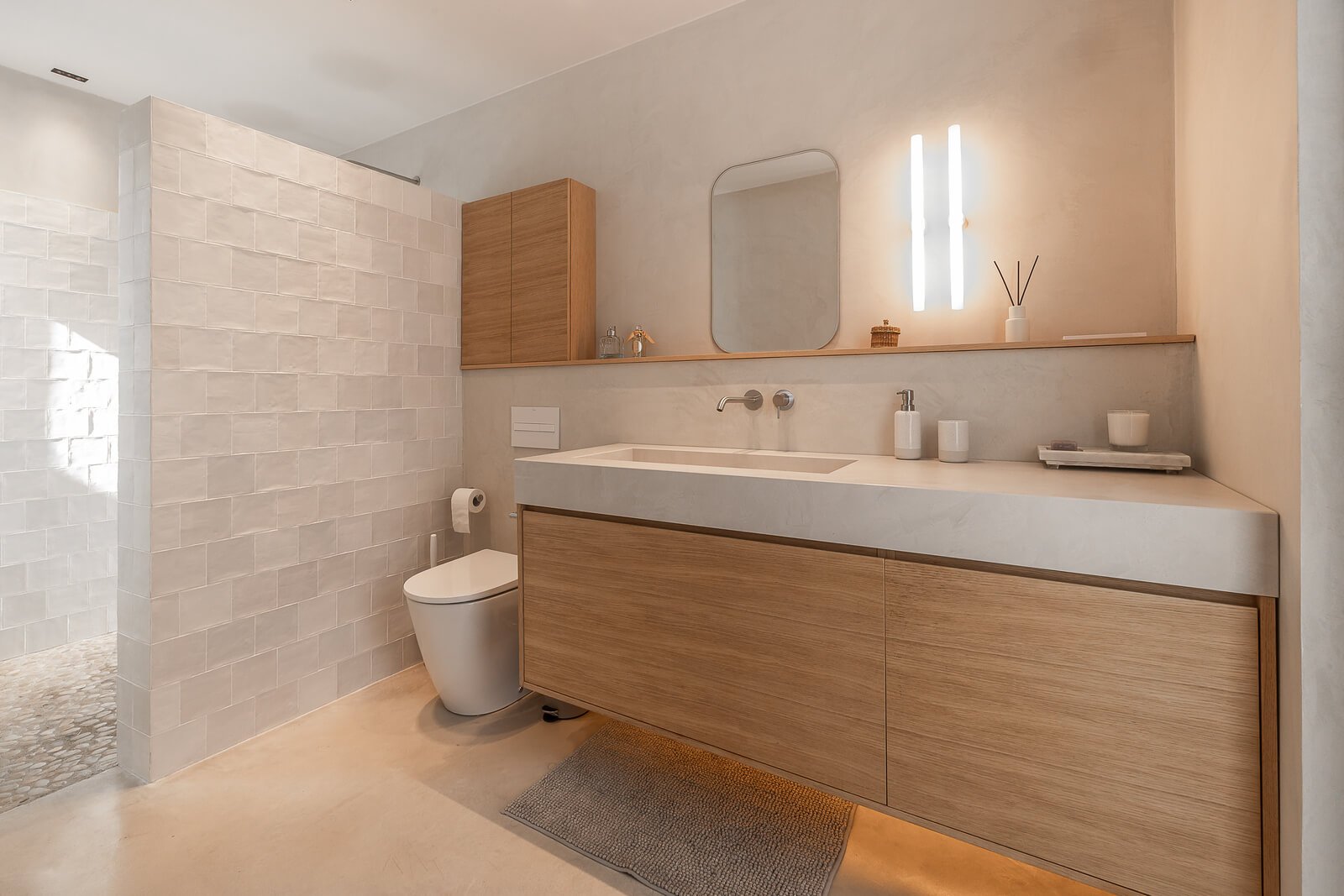 Bany modern amb moble de fusta al projecte Mas Alba