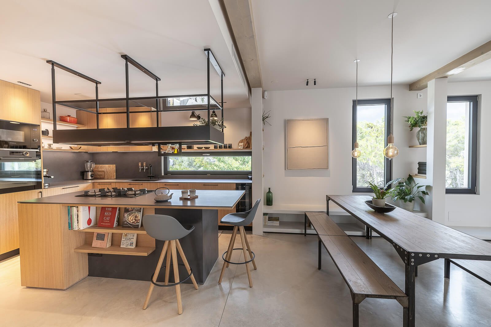 Cuina oberta amb illa al projecte Mas Alba – interiorisme de luxe a Sant Pere de Ribes