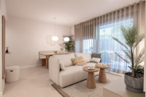 Saló del pis pilot Hudson amb sofà i llum natural a Sant Pere de Ribes