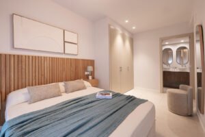 Habitació amb llum natural al Pis Parellades de Sitges