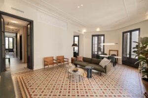 Saló amb mosaic hidràulic al Pis Parellades de Barcelona