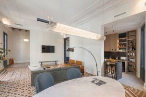 Menjador obert amb disseny mediterrani al Pis Parellades