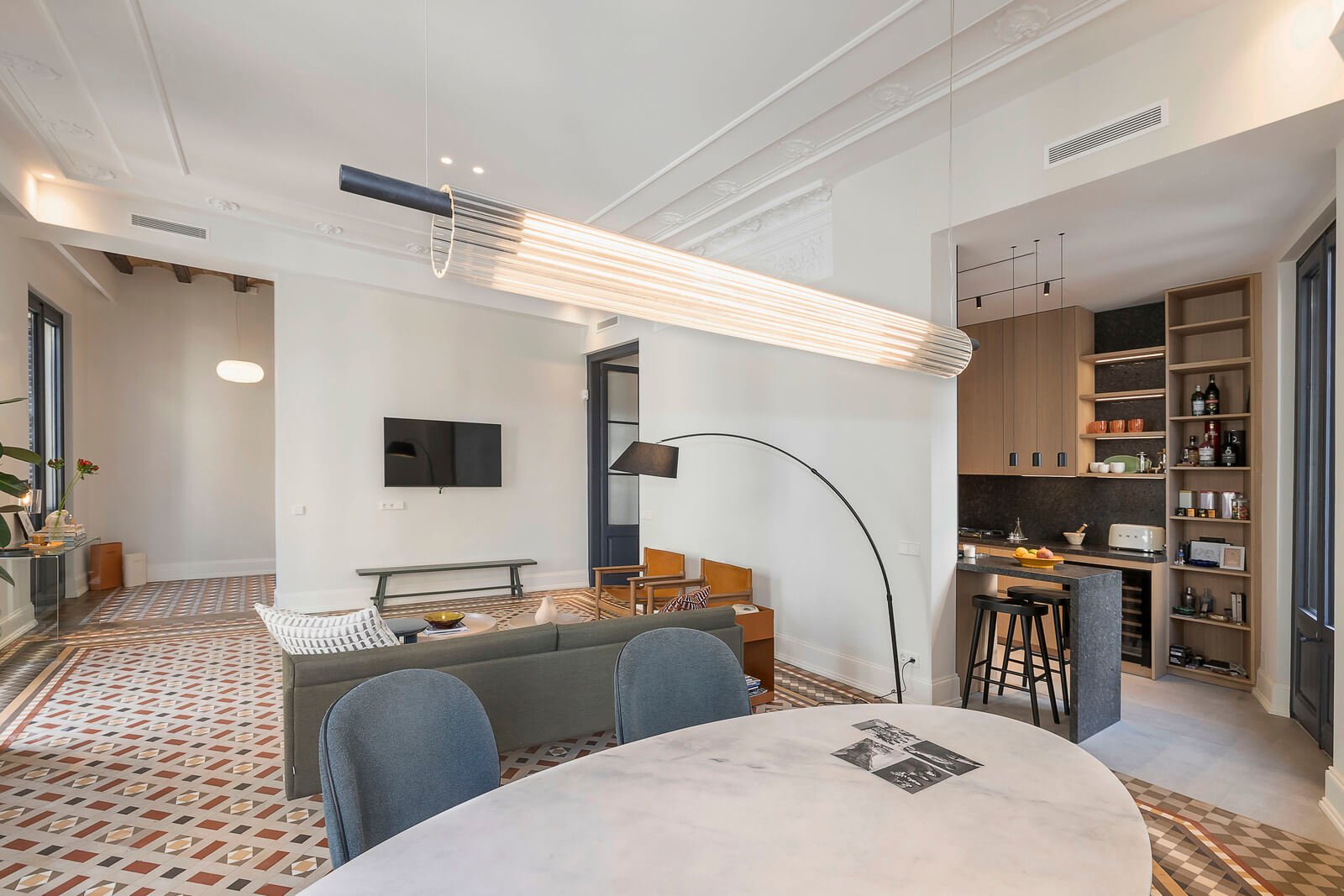 Menjador obert amb disseny mediterrani al Pis Parellades