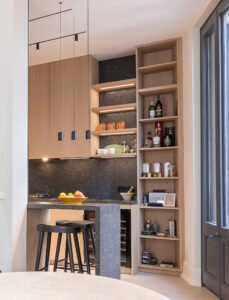 Cuina amb prestatgeries al Pis Parellades de Sitges