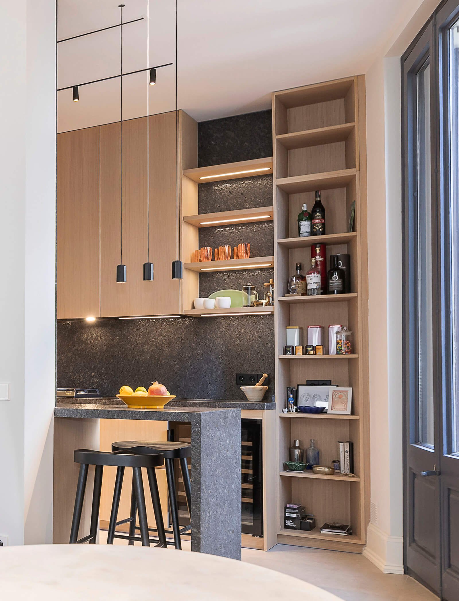 Cuina amb prestatgeries al Pis Parellades de Sitges