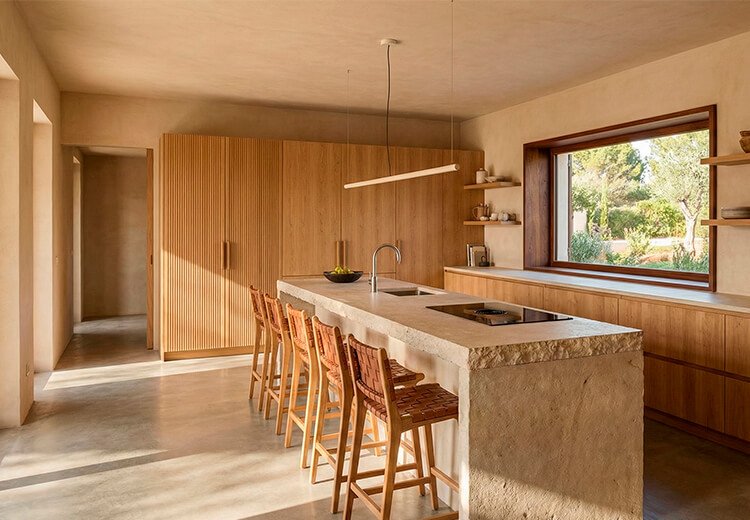 Inspiració cuina quiet luxury Cuina de luxe amb pedra natural i llum natural