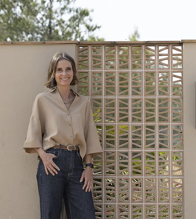 Mercè Rafecas davant l'estudi d'interiorisme a Sitges