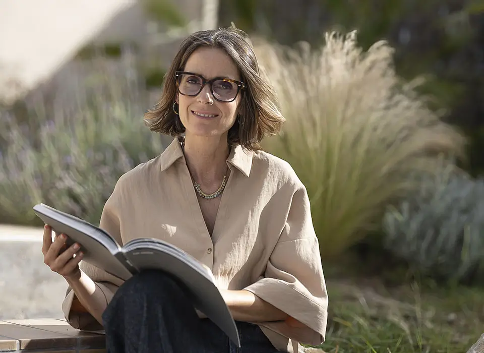 Mercè Rafecas – Arquitecta d'interiors a Sitges Mercè Rafecas, arquitecta d'interiors i fundadora de l'estudi d'interiorisme a Sitges